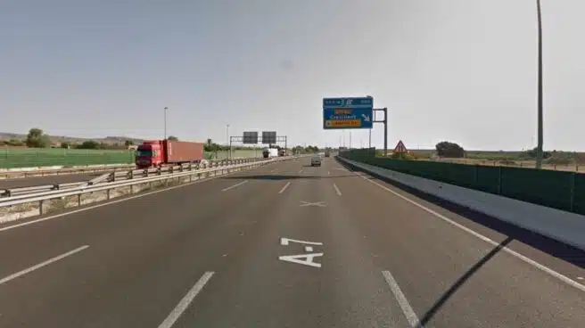 Muere el conductor de una furgoneta tras colisionar con un camión en Alicante
