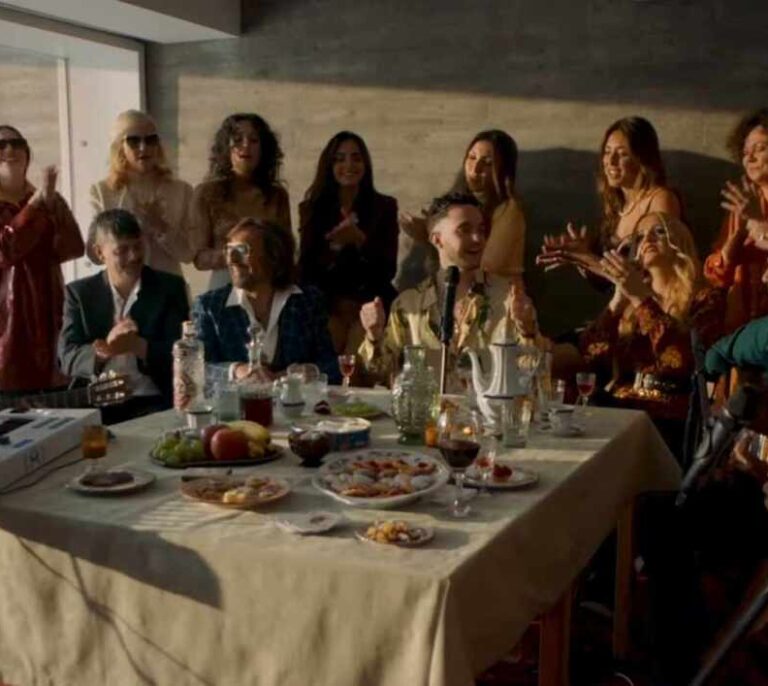 'Me maten': La oda de C Tangana y Antonio Carmona a las sobremesas de guitarra y palmas