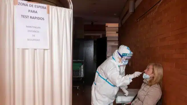 Especialistas en infecciosas piden dejar de desinfectar superficies y de contabilizar todos los casos Covid