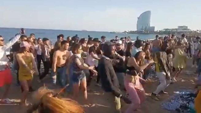 Decenas de jóvenes en la Barceloneta sin cumplir las medidas de seguridad