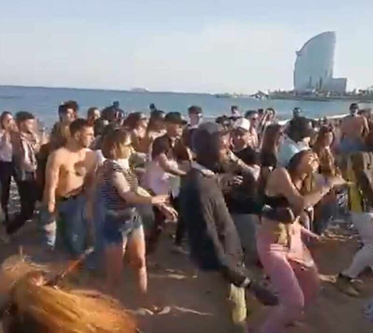 Polémica por una fiesta improvisada en la Barceloneta con decenas de jóvenes sin mascarilla