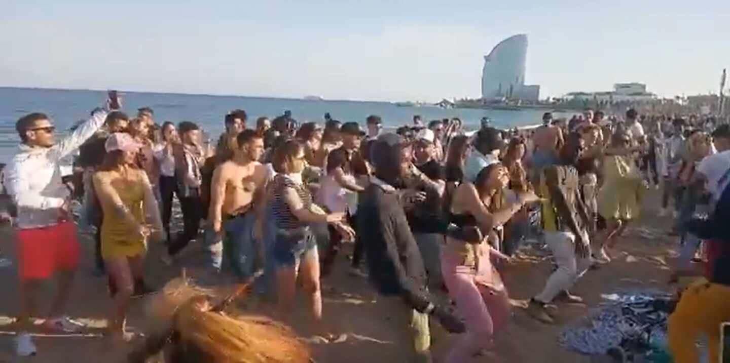 Decenas de jóvenes en la Barceloneta sin cumplir las medidas de seguridad