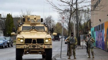 Minneapolis declara el toque de queda para evitar más disturbios tras la muerte de otro afroamericano a manos de la Policía