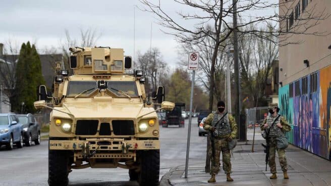 Efectivos de la Guardia Nacional de Minnesota desplegados en Minneapolis, este lunes.