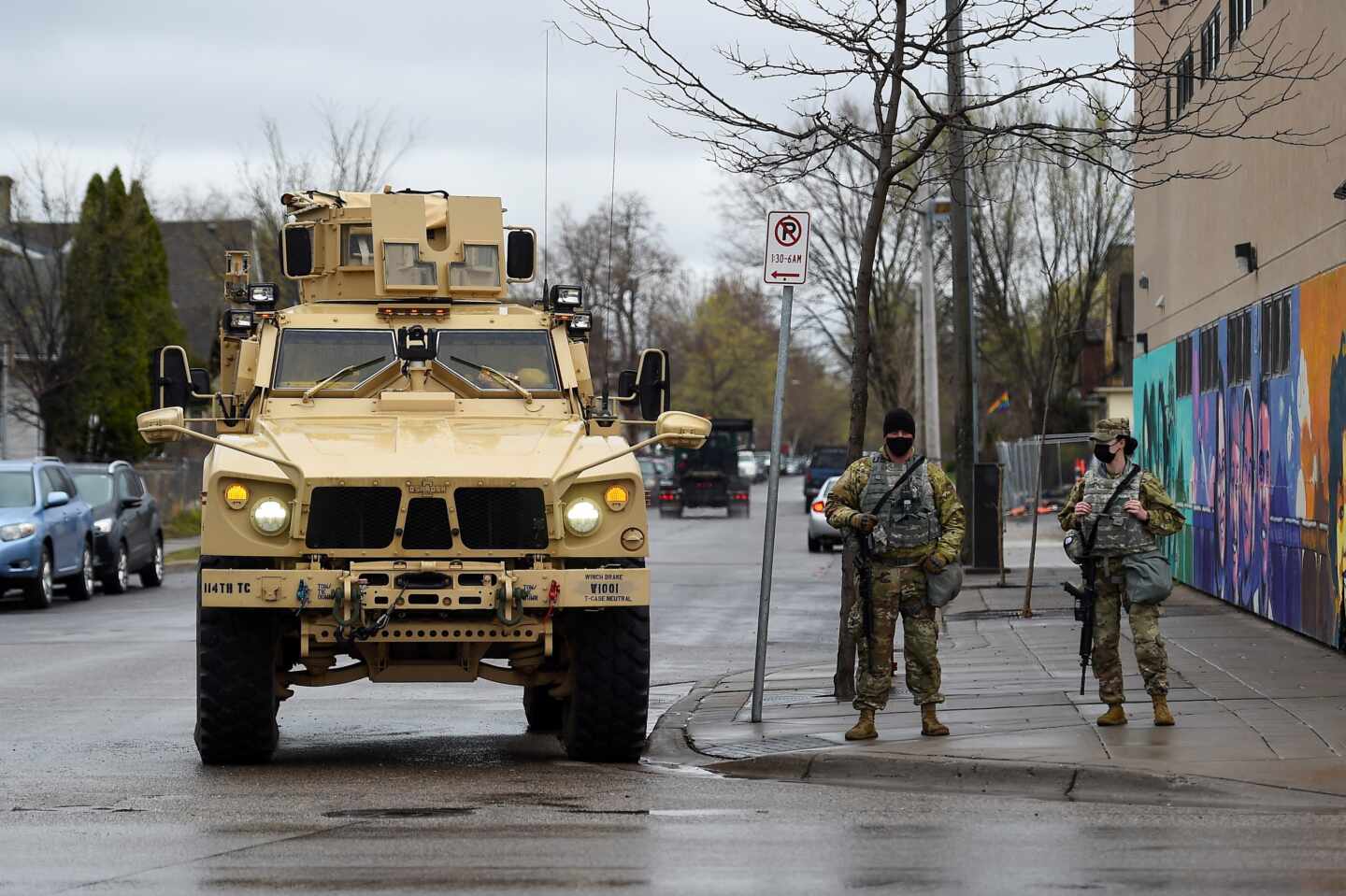 Efectivos de la Guardia Nacional de Minnesota desplegados en Minneapolis, este lunes.