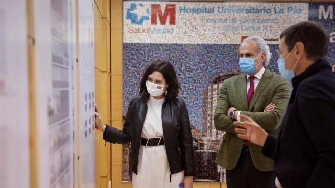 La presidenta de la Comunidad de Madrid, Isabel Díaz Ayuso, en el hospital de La Paz.