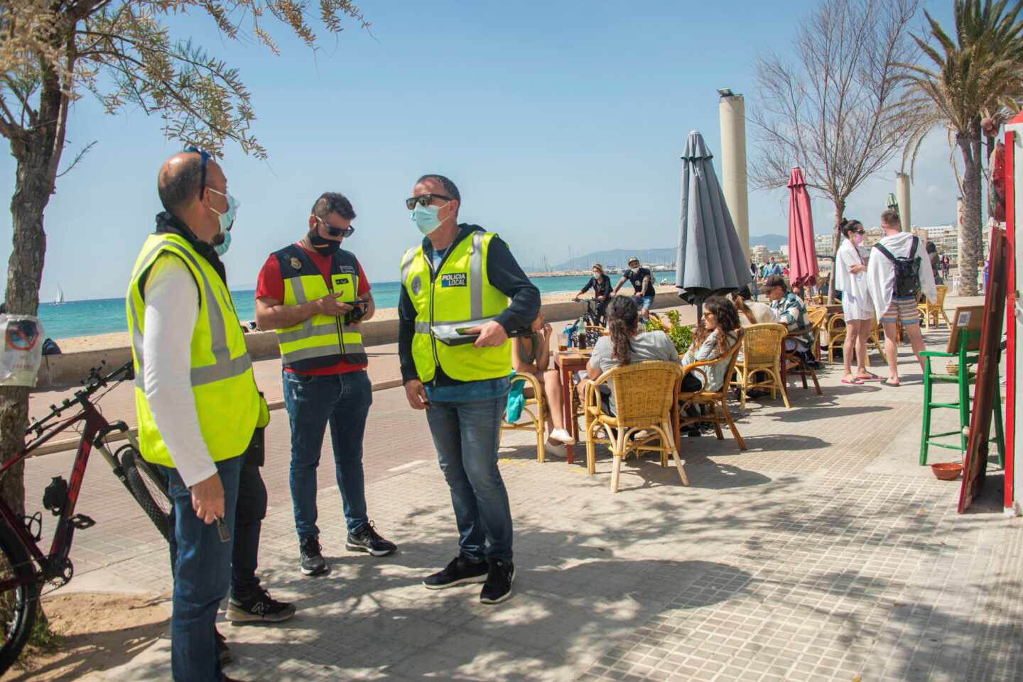 Agentes de la Policía Nacional, Policía Local e inspectores de Turismo controlan el cumplimiento de las medidas anti Covid en la playa de Palma y el Arenal.