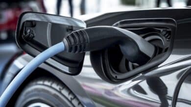 Las energéticas y el sector del automóvil se declaran la guerra por las inversiones en el coche eléctrico