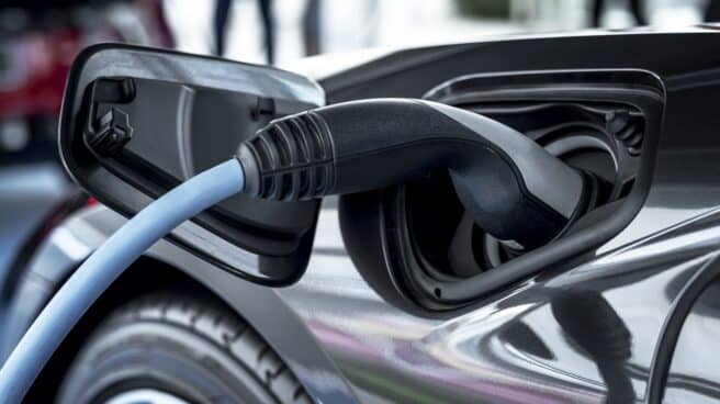 Coche eléctrico, que su sector está en pie de guerra Imagen de un coche eléctrico en una electrolinera