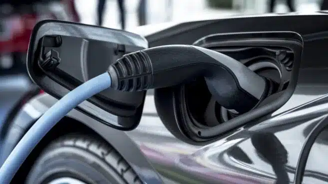 Las energéticas y el sector del automóvil se declaran la guerra por las inversiones en el coche eléctrico