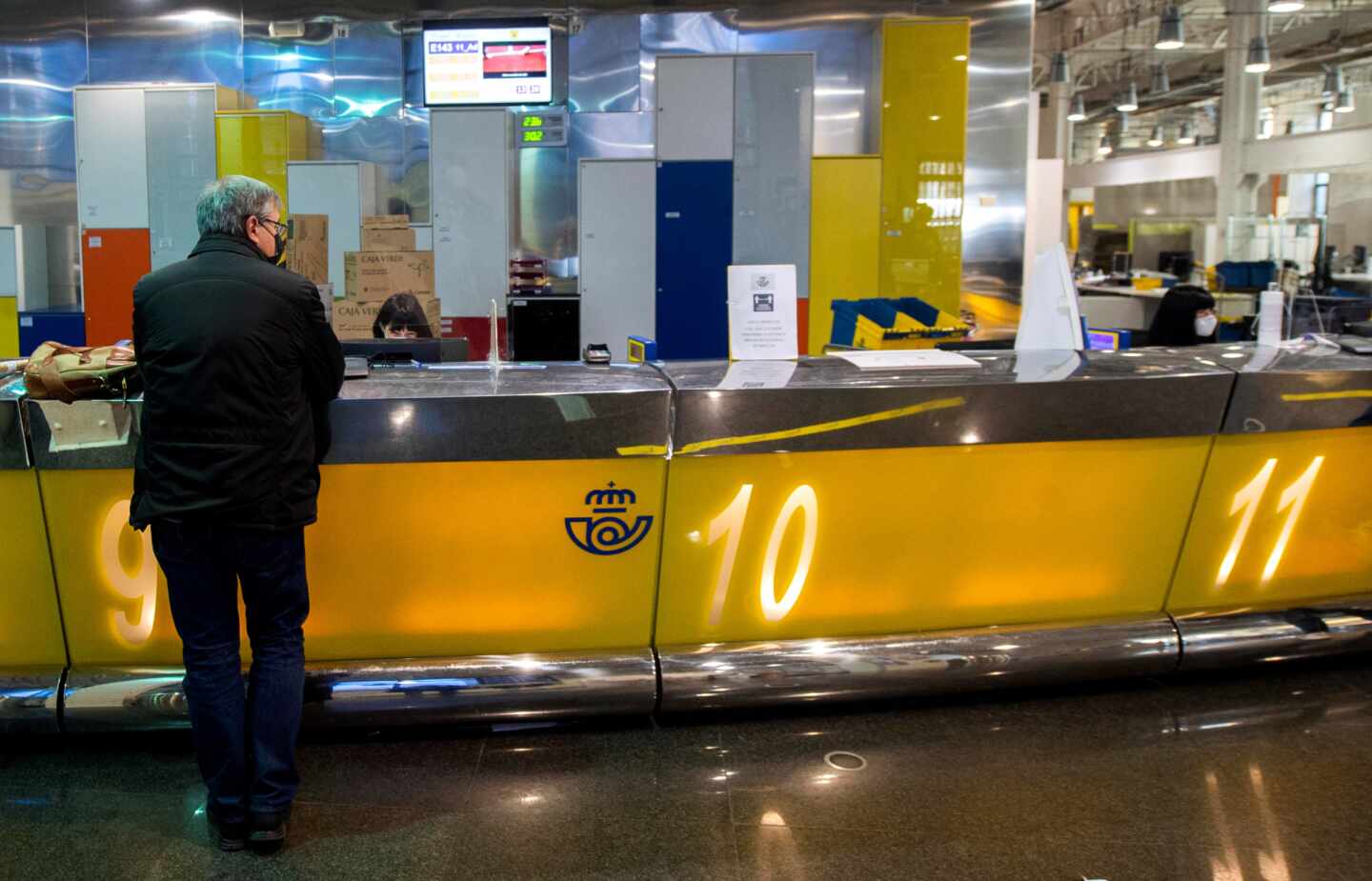 Un cliente es atendido en la oficina de Correos de Cibeles, en Madrid.