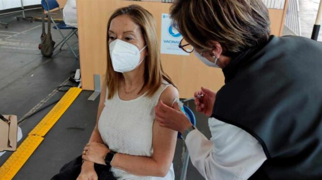 Ana Pastor Ana Pastor vacunándose con AstraZeneca