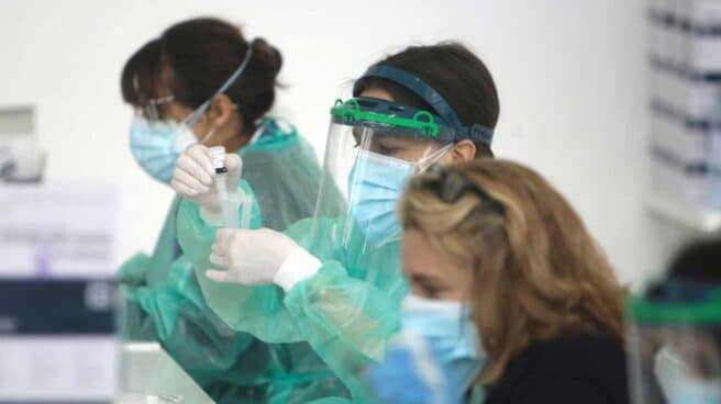 España suma 72 nuevas muertes y la incidencia baja a 131 Varias sanitarias analizan pruebas diagnósticas de Covid-19.
