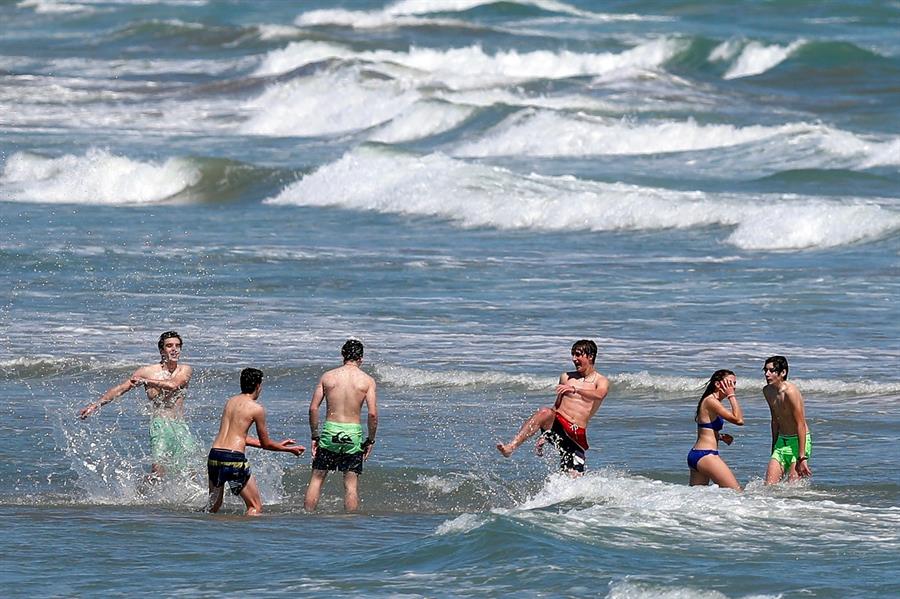 La Semana Santa 'contagia' a los jóvenes vascos y duplica la incidencia del Covid