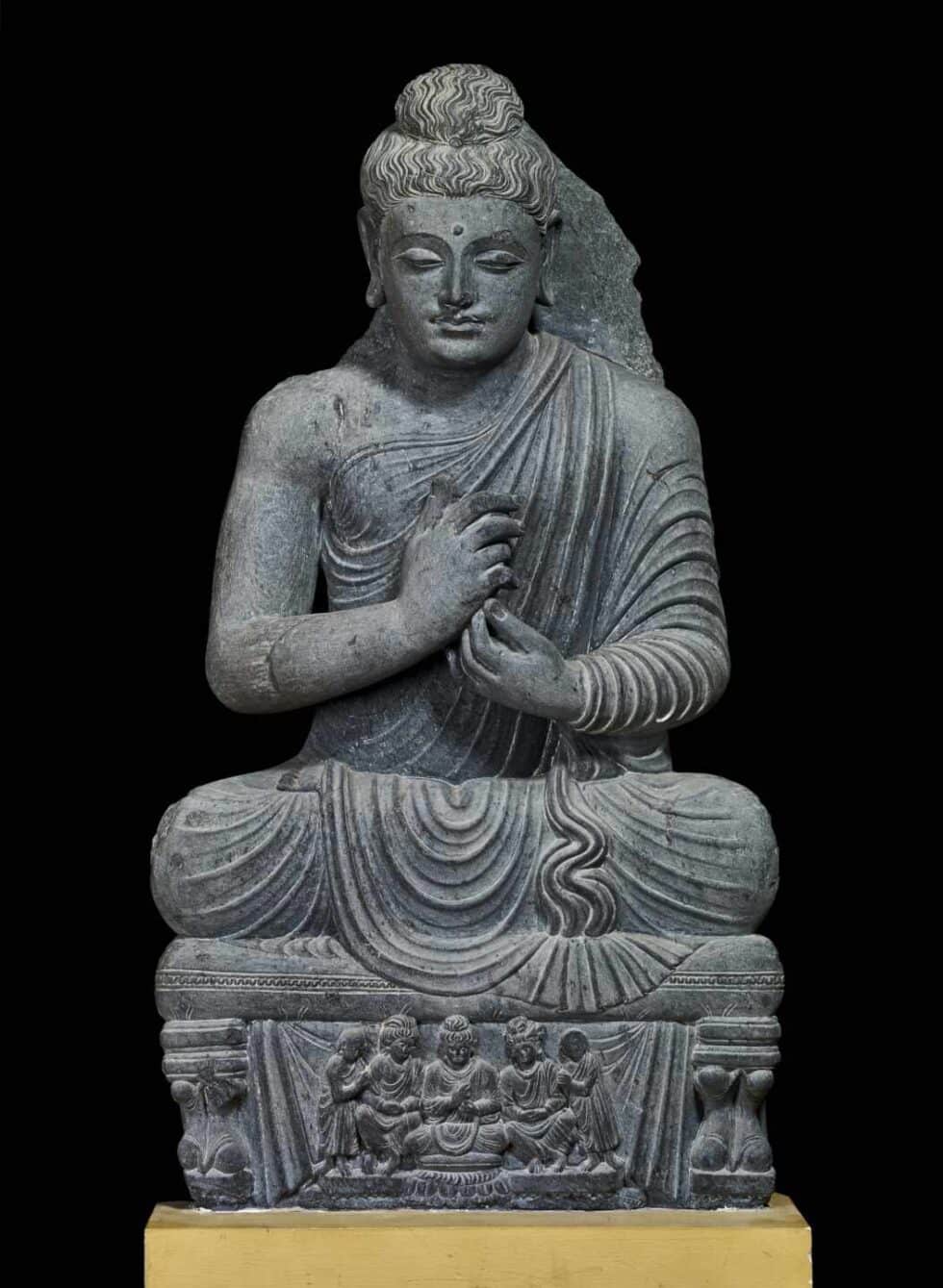 Figura sentada de Buda, esquisto, siglos II-III d.C., Gandhara, noroeste de Pakistán.