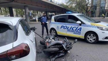 Herido grave un motorista tras embestirle un coche en la Castellana