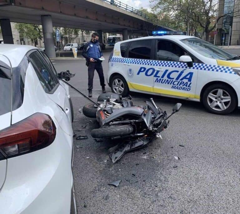 Herido grave un motorista tras embestirle un coche en la Castellana