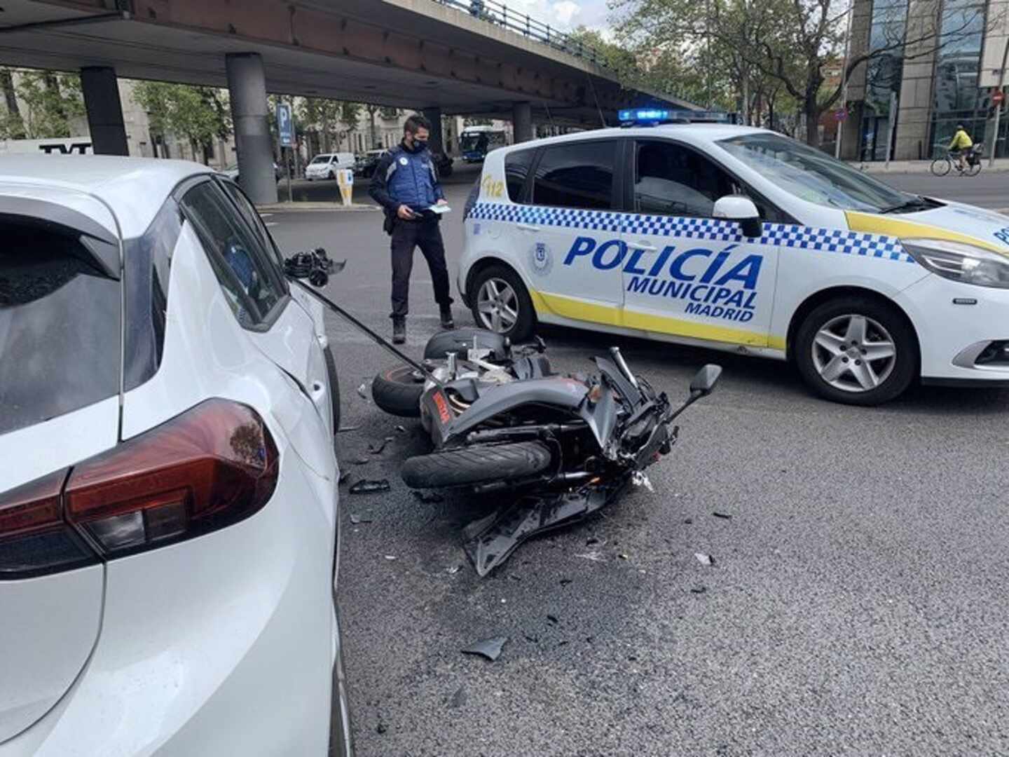 Herido grave un motorista tras embestirle un coche en la Castellana