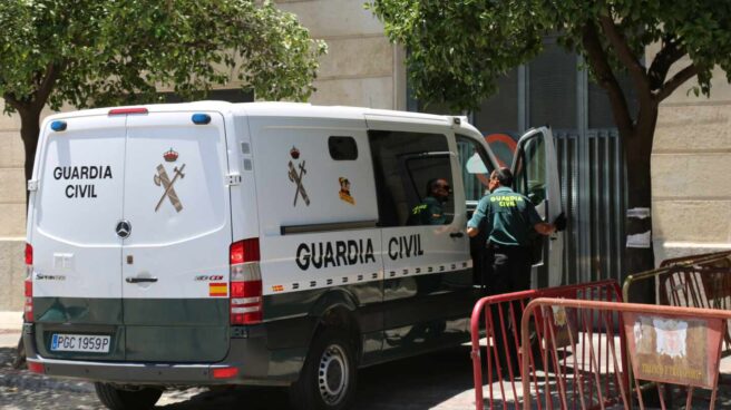Un hombre se enfrenta a seis años de cárcel por abusos sexuales continuados a su hija menor de edad en Santiago Un furgón de la Guardia Civil, trasladando a un detenido | Imagen de archivo.