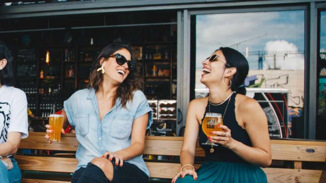 gastrofestival-madrid-chicas-cerveza-bar Gastrofestival Marid 2021: dos mujeres tomando cerveza en una terraza