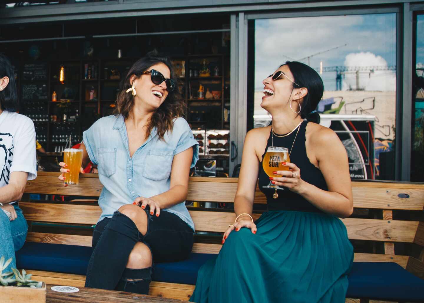 Gastrofestival Marid 2021: dos mujeres tomando cerveza en una terraza