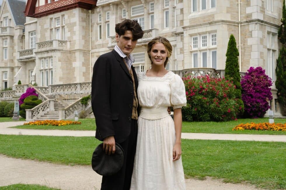 Yon González y Amaia Salamanca posan durante el rodaje de Gran Hotel frente al Palacio de la Magdalena en Santander (Cantabria)