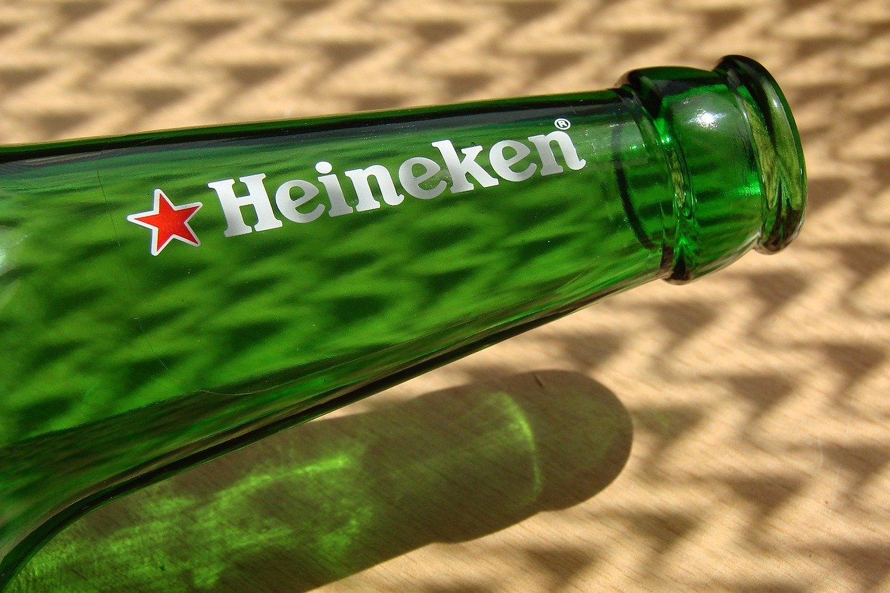 Una botella de Heineken