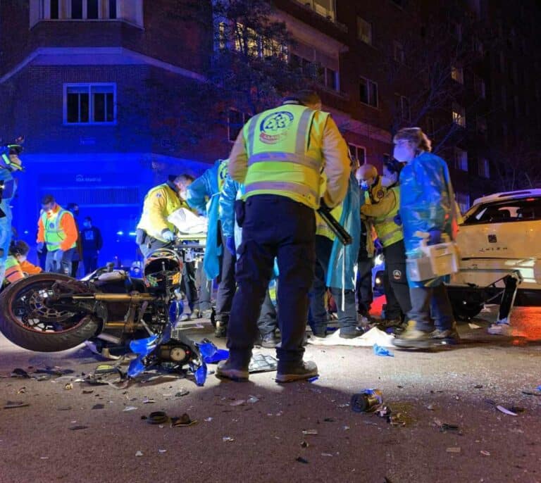 Herido grave un motorista al chocar con un vehículo en Chamberí