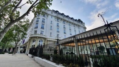 El Ritz ve la luz, el gran hotel de Madrid vuelve a la vida