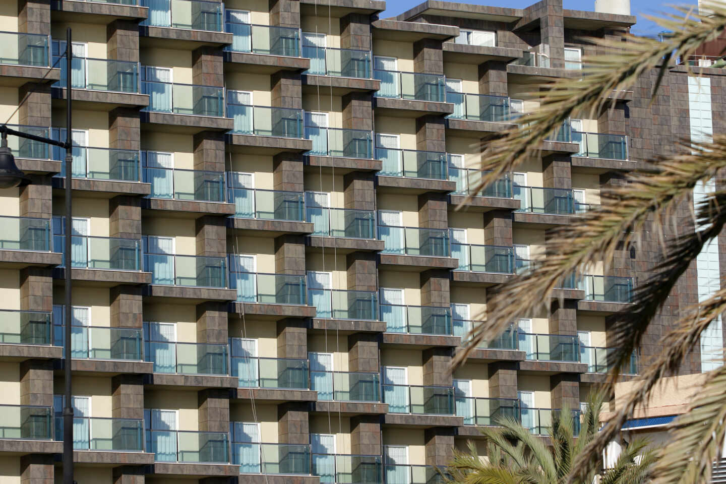 Hoteles en la playa Playamar, en Torremolinos, Málaga, cerrados durante el confinamiento decretado por el Estado de Alarma.