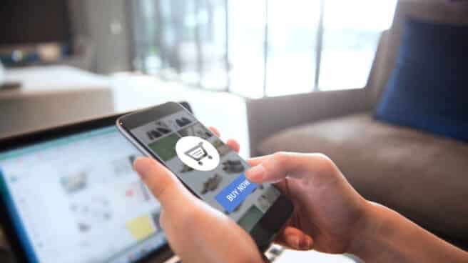 Día del soltero, ¿por qué se celebra el 11 de noviembre? Una mujer realiza un pago a través de su 'smartphone'.