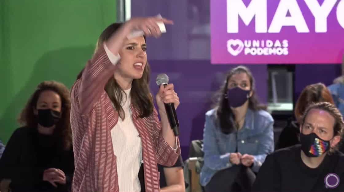 Irene Montero, en un mitin de Podemos junto a Pablo Iglesias.