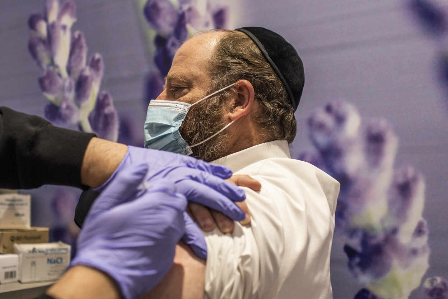 Un hombre siendo vacunado en Israel