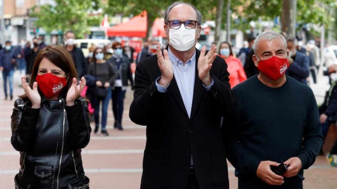Adriana Lastra, Ángel Gabilondo y Jorge Javier Vázquez, durante un acto del PSOE en Vallecas.