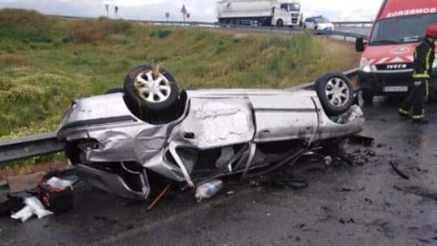 Coche destrozado tras el accidente