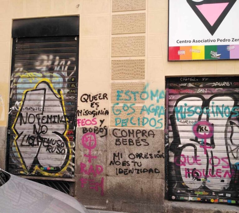 Vandalizan la sede del colectivo LGTB en Madrid con mensajes homófobos