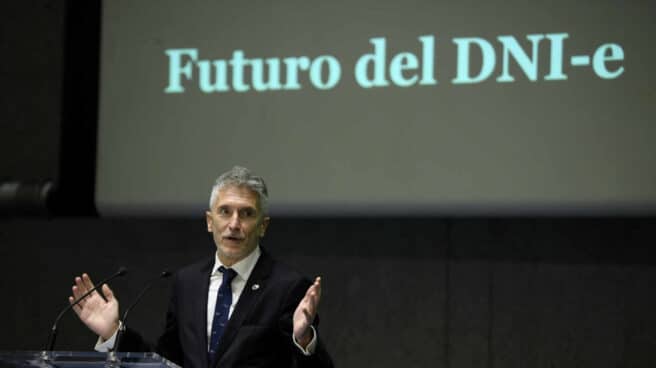 policia-407-millones-dni-pasaportes El ministro del Interior, Fernando Grande-Marlaska, en la presentación del libro conmemorativo del 75 aniversario del DNI.