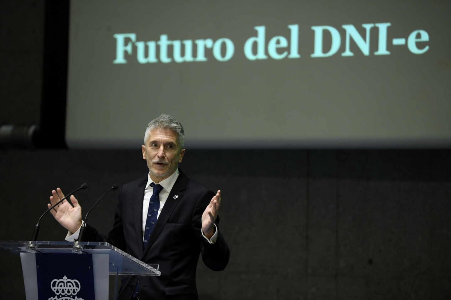 El ministro del Interior, Fernando Grande-Marlaska, en la presentación del libro conmemorativo del 75 aniversario del DNI.