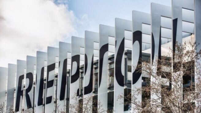 Logo de Repsol en la fachada del edificio de la sede
