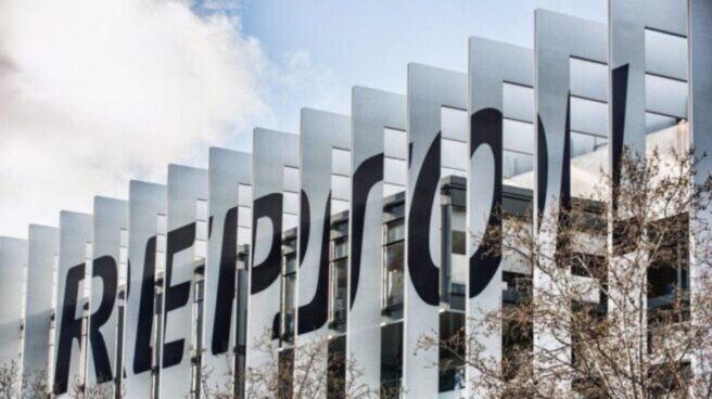 Logo de Repsol en la fachada del edificio de la sede Logo de Repsol en la fachada del edificio de la sede