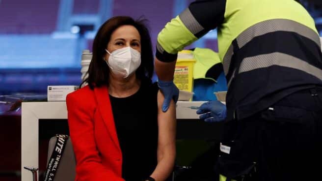 La ministra de Defensa, Margarita Robles, recibe la primera dosis de AstraZeneca. La ministra de Defensa, Margarita Robles, recibe la primera dosis de AstraZeneca.