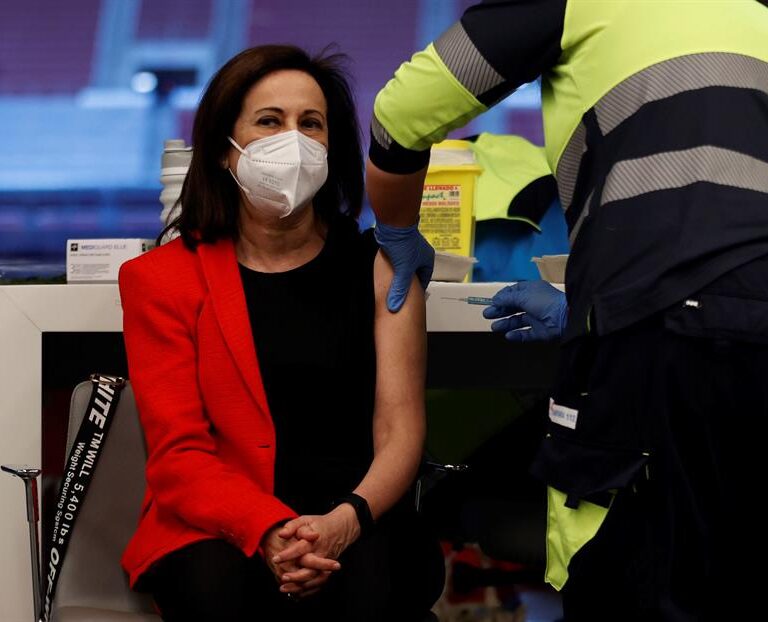 Margarita Robles recibe la primera dosis de la vacuna de AstraZeneca en el Wanda