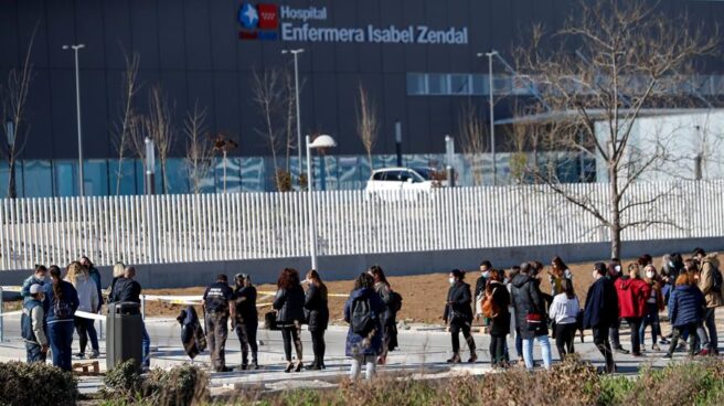 Decenas de personas esperan su turno de vacunación en el Hospital Isabel Zendal.