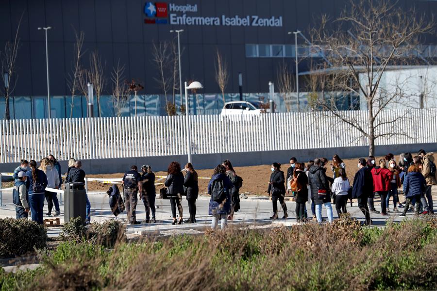 Decenas de personas esperan su turno de vacunación en el Hospital Isabel Zendal.