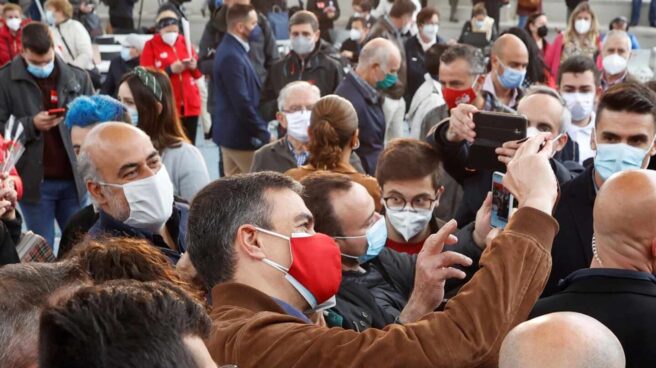 Pedro Sánchez se toma selfies con simpatizantes del PSOE en un mitin en Getafe.