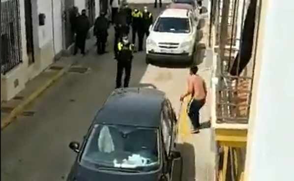 Fotograma de un hombre en Moguer, Málaga, amenazando a la policía con una espada.