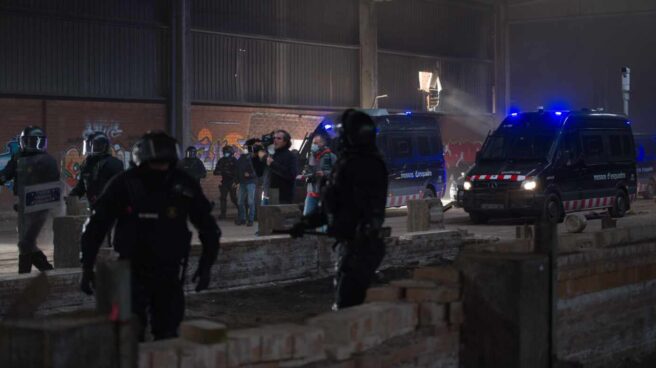 Mossos d'Esquadra, desalojando una ‘rave’ en Llinars del Vallès (Barcelona) el pasado 2 de enero.