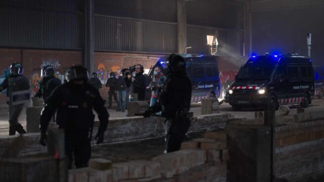 mossos Mossos d'Esquadra, desalojando una ‘rave’ en Llinars del Vallès (Barcelona) el pasado 2 de enero.