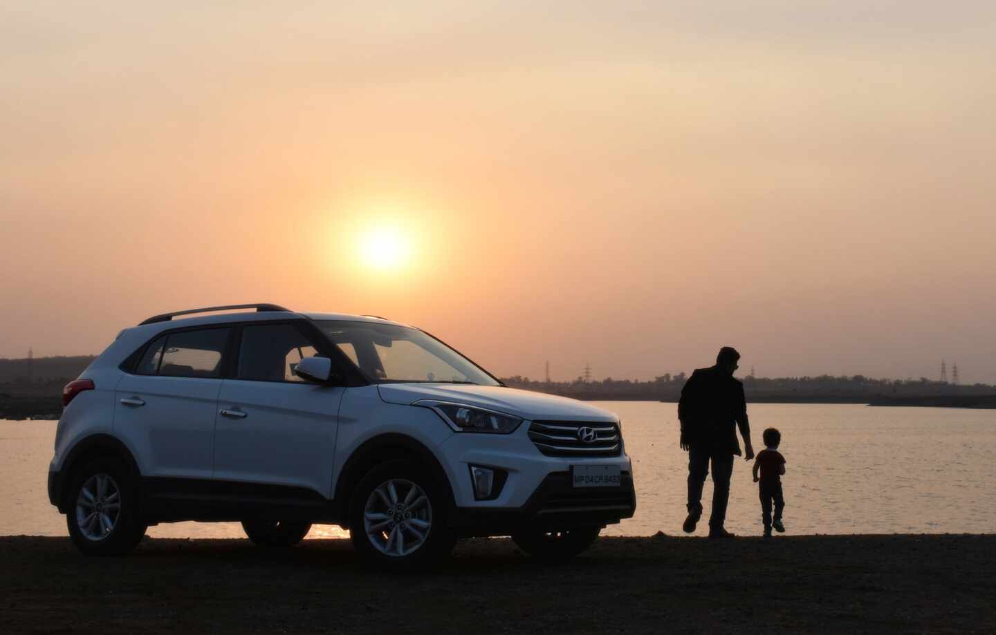 Foto de coche Hyundai con familia, movilidad sostenible