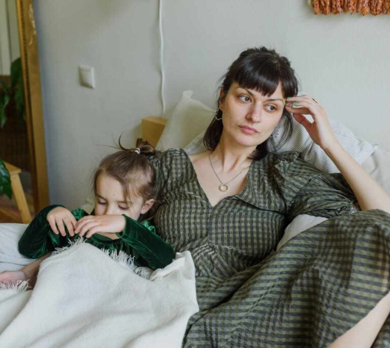 Casi 600.000 mujeres no buscan empleo en España por estar al cuidado de hijos u otros familiares